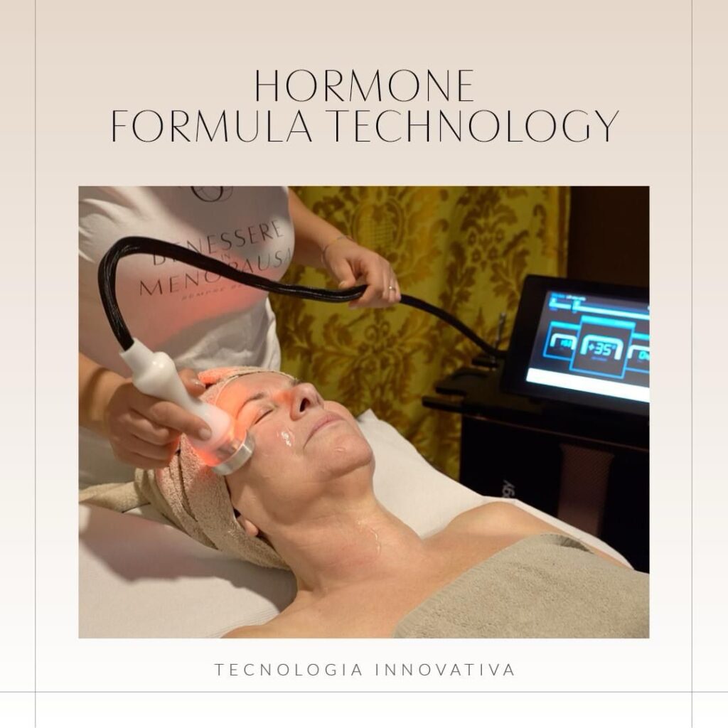 immagine che rappresenta una estetista che usa il macchinario Hormone Formula Tecnology su una cliente, per il ringiovanimento.