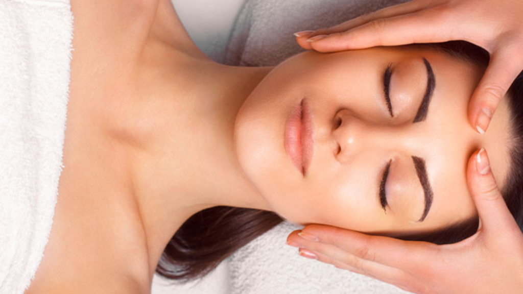 Donna che viene massaggiata alla testa con il chakra balancing massage