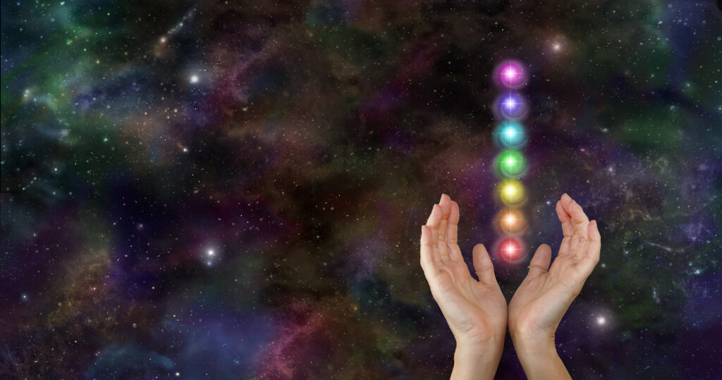 delle mani che racchiudono in sé i 7 chakra vitali