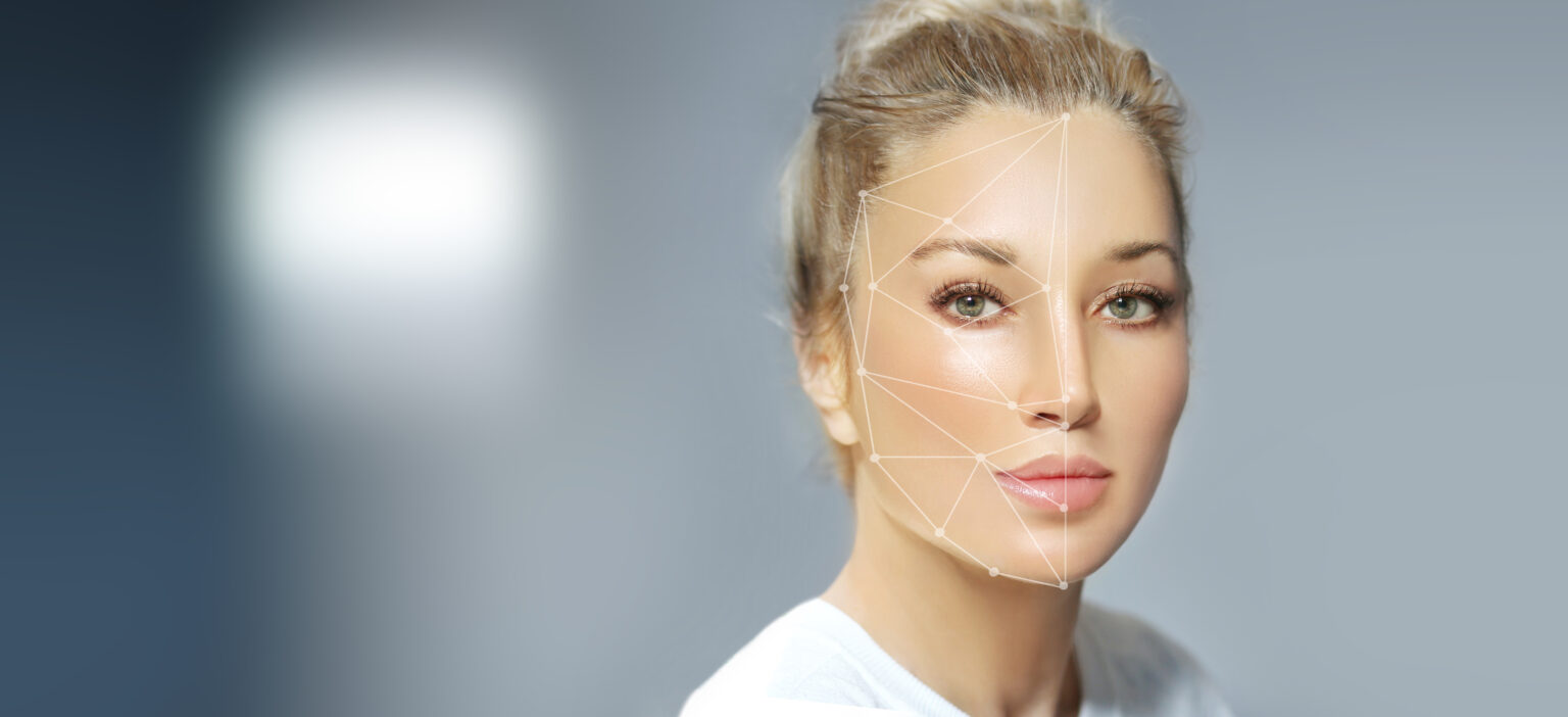 Un volto di una donna su sfondo grigio con dei disegni geometrici sulla guancia: il futuro secondo la fiera Innovation Beauty Lab