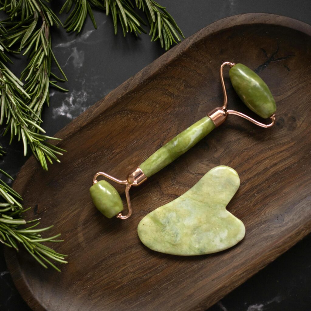 il gua sha e il roller: due strumenti per il sistema linfatico