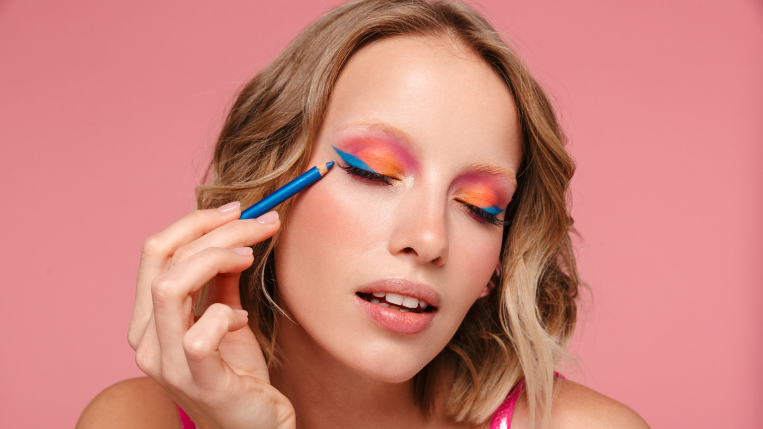 Trucco occhi estate 2024: una donna che si trucca