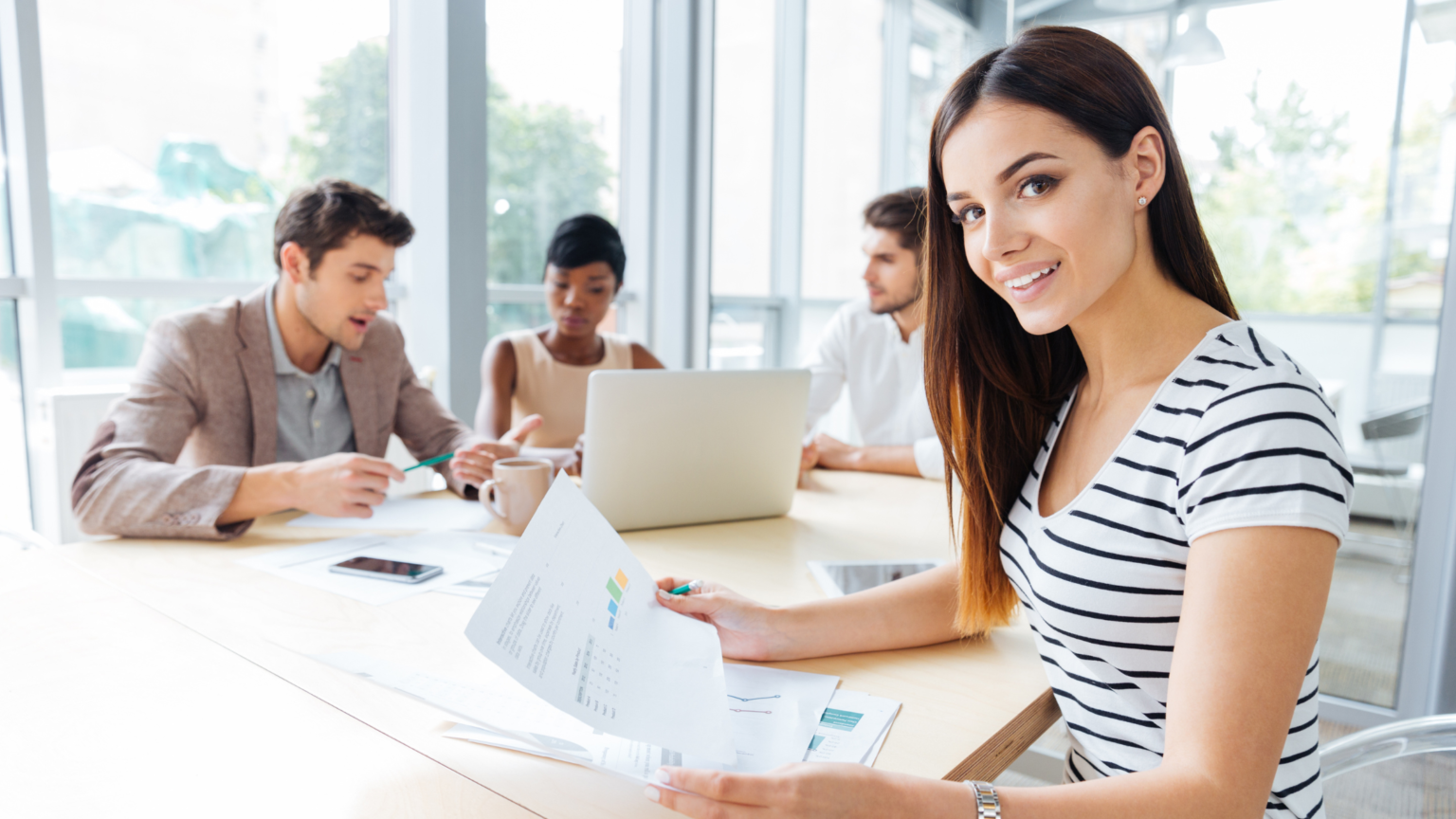 immagine che raffigura una donna e dei colleghi di azienda business: rappresenta hintime group, un'azienda che crede nell'innovazione e nella formazione nel settore estetico professionale