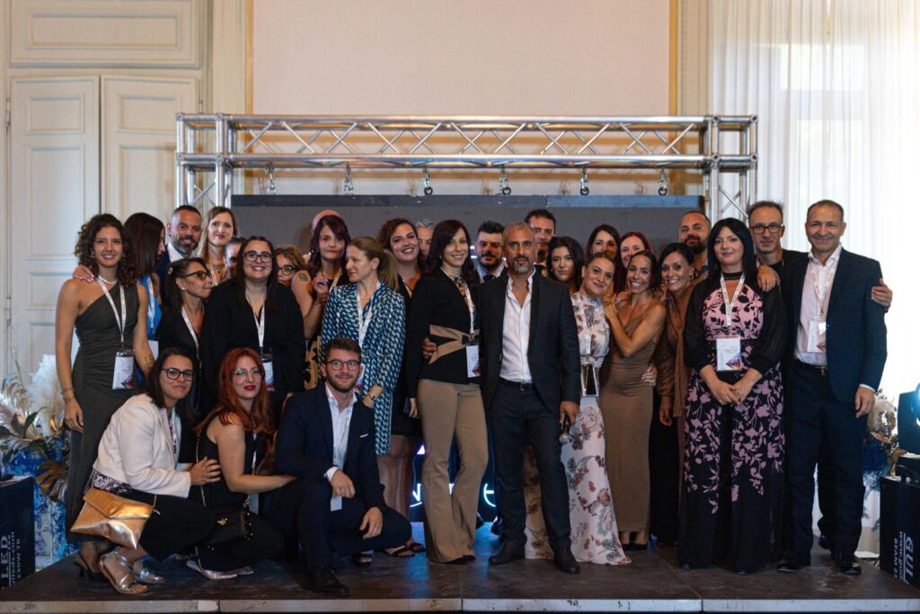 Antonio La Falce insieme al suo team di Hintime Group, azienda che crede nell'innovazione e formazione nel settore estetico professionale
