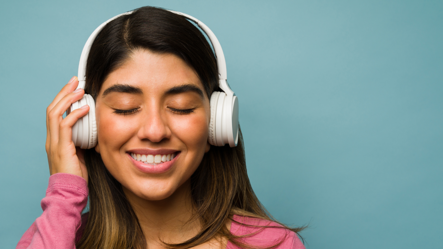 una ragazza che ascolta musica: rappresenta la tecnologia bioarmon pro, che trova la tua frequenza personale per arrivare al benessere