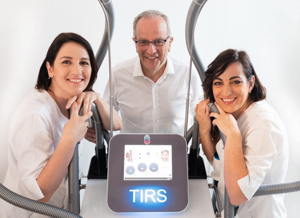 in foto sono presenti Roberta Peron, il padre Giuseppe e la sorella Laura, insieme alla tecnologia estetica di Metodo TIRS