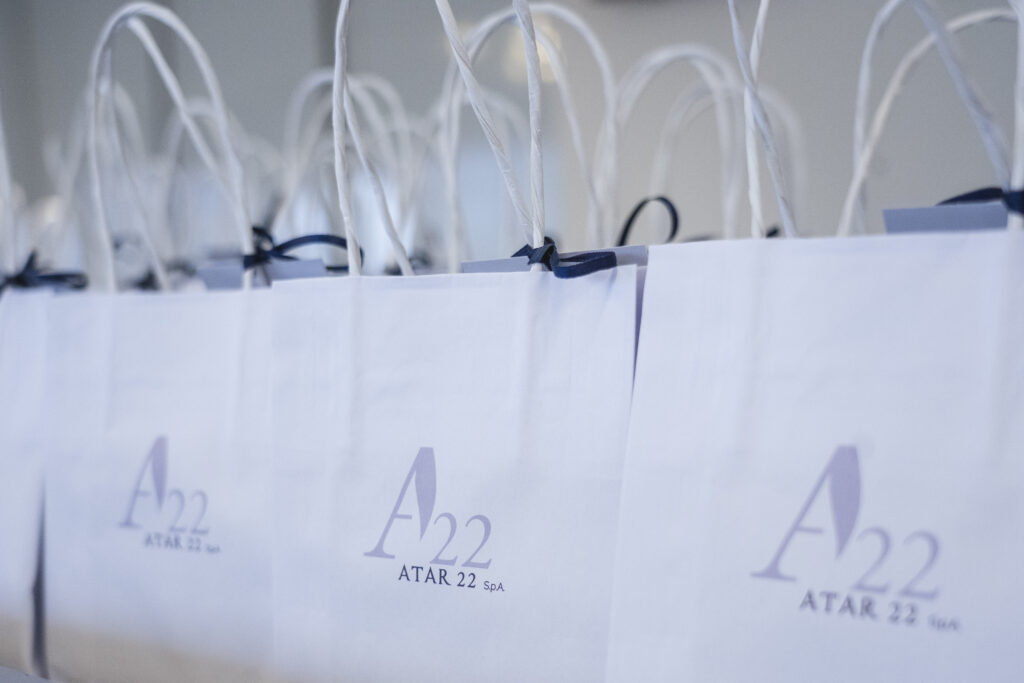 in foto le buste con il logo di atar 22, organizzatore della masterclass sulla bellezza consapevole, dal titolo corpo, mente e benessere