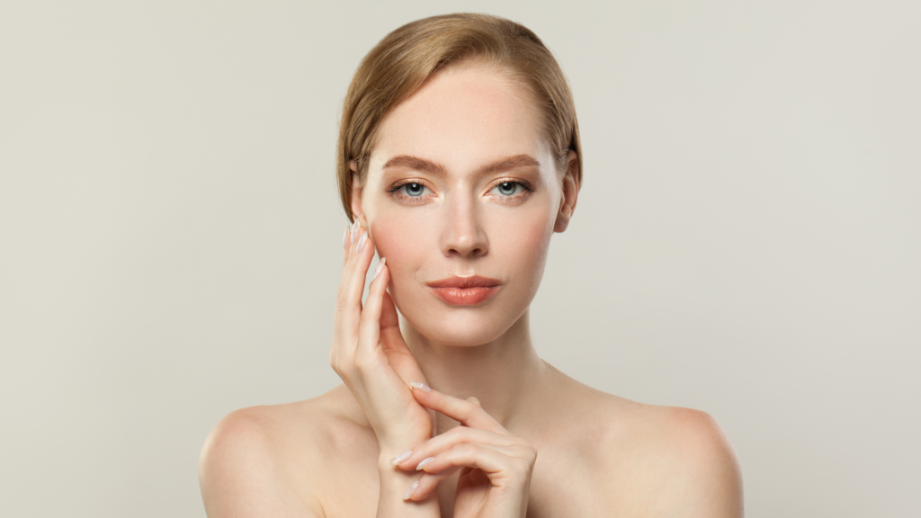 immagine di un viso di donna su sfondo panna. rappresenta lo stato di salute delle apparecchiature estetiche in italia