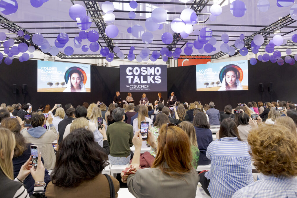 in foto un evento pieno di persone intitolato cosmotalks, un format di cosmoprof 2025.