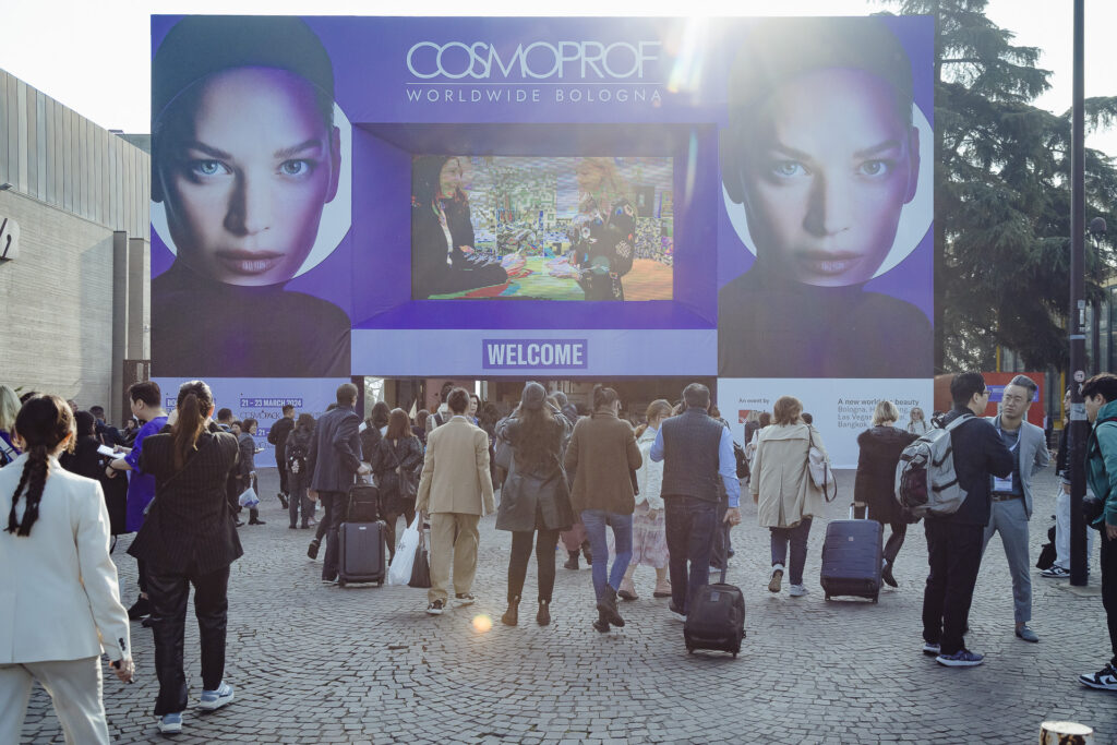 L'ingresso di cosmoprof 2025 con delle persone che stanno entrando in fiera.