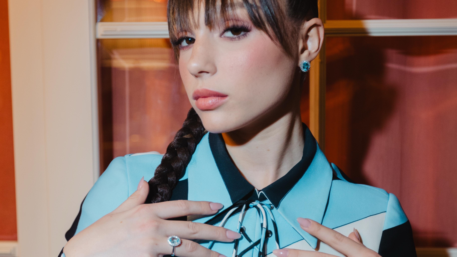 immagine di copertina per l'articolo di Sarah toscano in primo piano al festival di sanremo 2025 che mostra il suo look nail by mesauda nail pro.