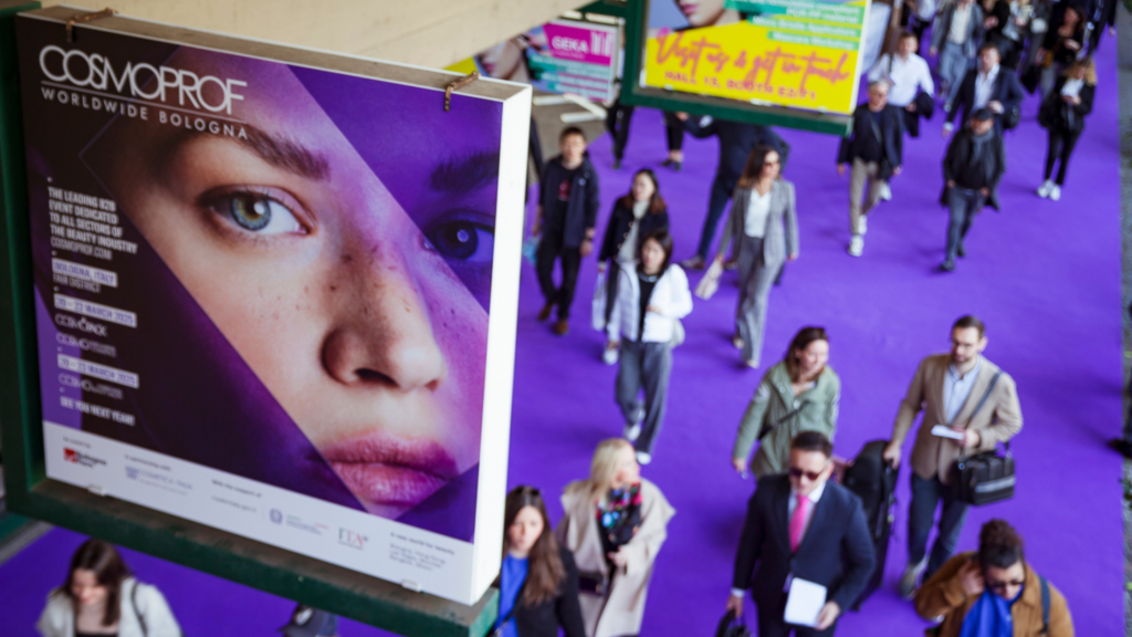 in foto, un cartellone di cosmoprof bologna. l'immagine rappresenta il tema dell'articolo, ovvero i principali trend del mercato beauty 2025
