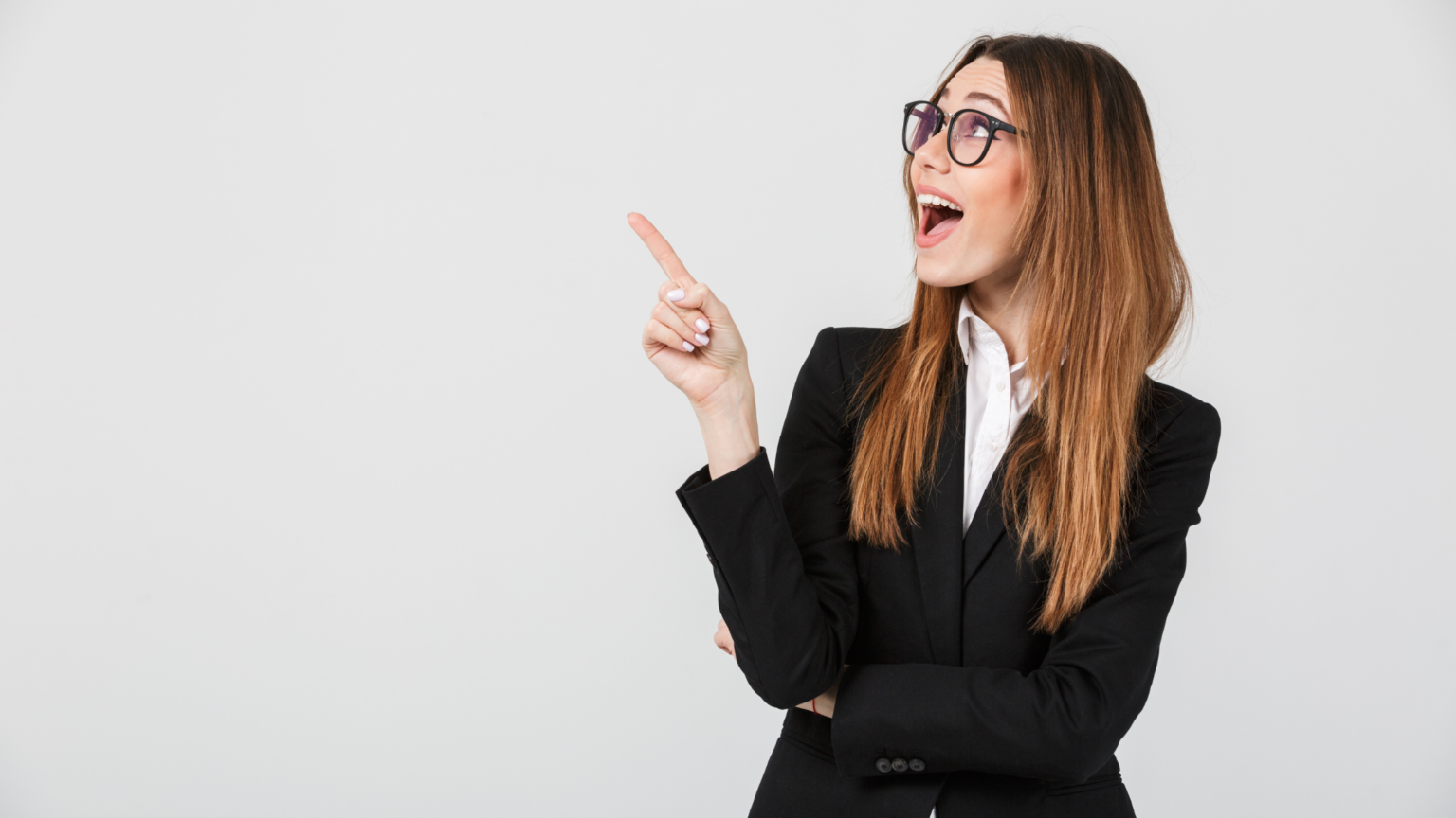 una donna con tailleur e occhiali, a mezzo busto. rappresenta il successo imprenditoriale.