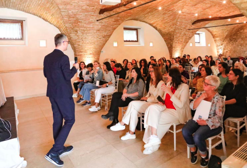 Una foto con il CEO di PNEI al congresso PNEI 2025, con un pubblico vasto.