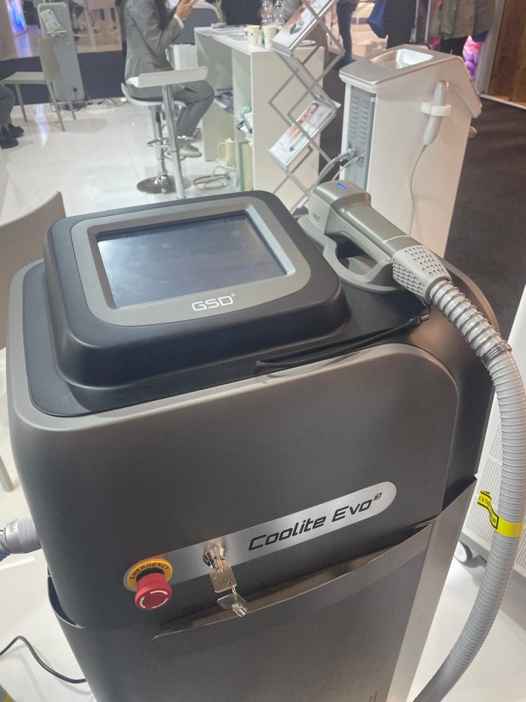 in foto una delle nuove tecnologie presentate al cosmoprof 2025: coolite evo 3 di alea couture