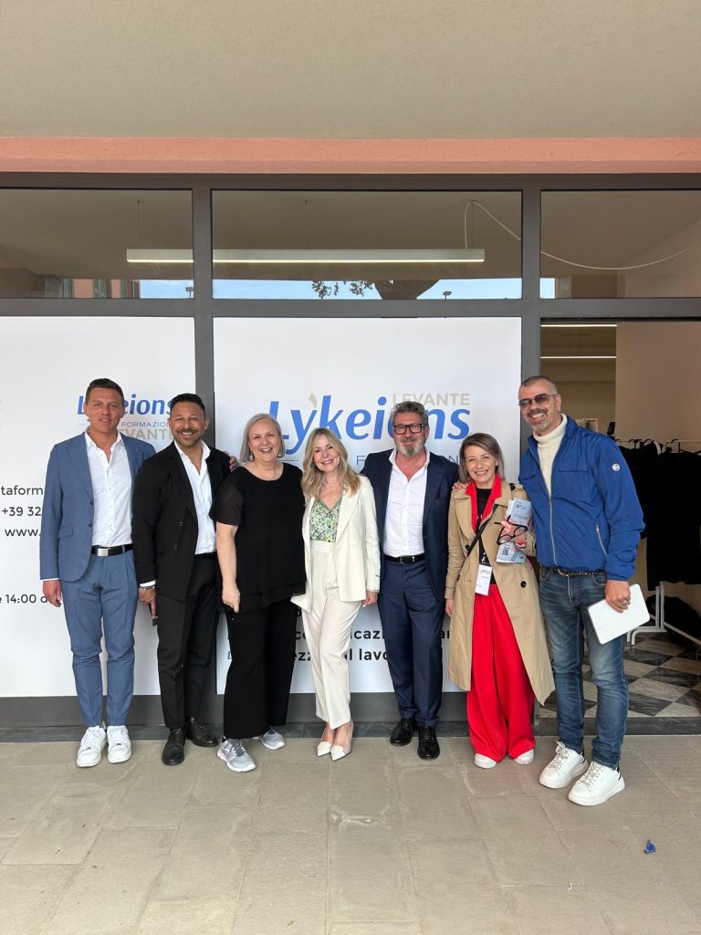 la foto rappresenta l'inaugurazione della nuova sede della scuola lykeion, formazione estetica