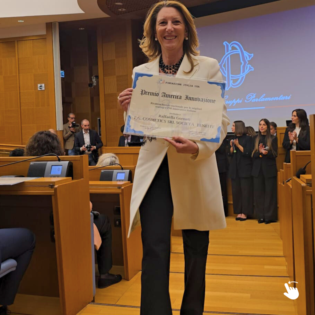 in foto Raffaella Gornati, con in mano il premio america innovazione