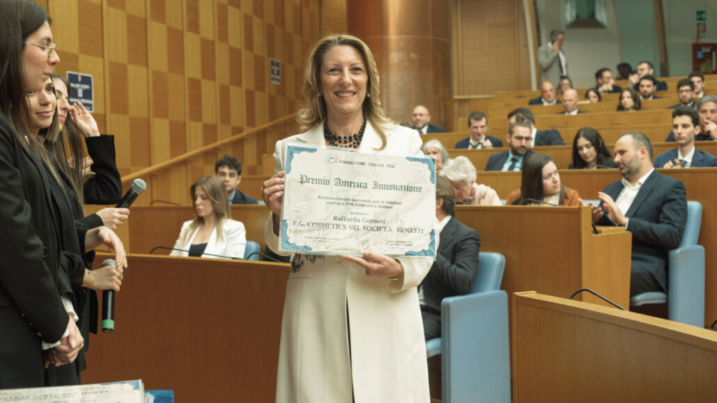 in foto Raffaella Gornati, con in mano il premio america innovazione