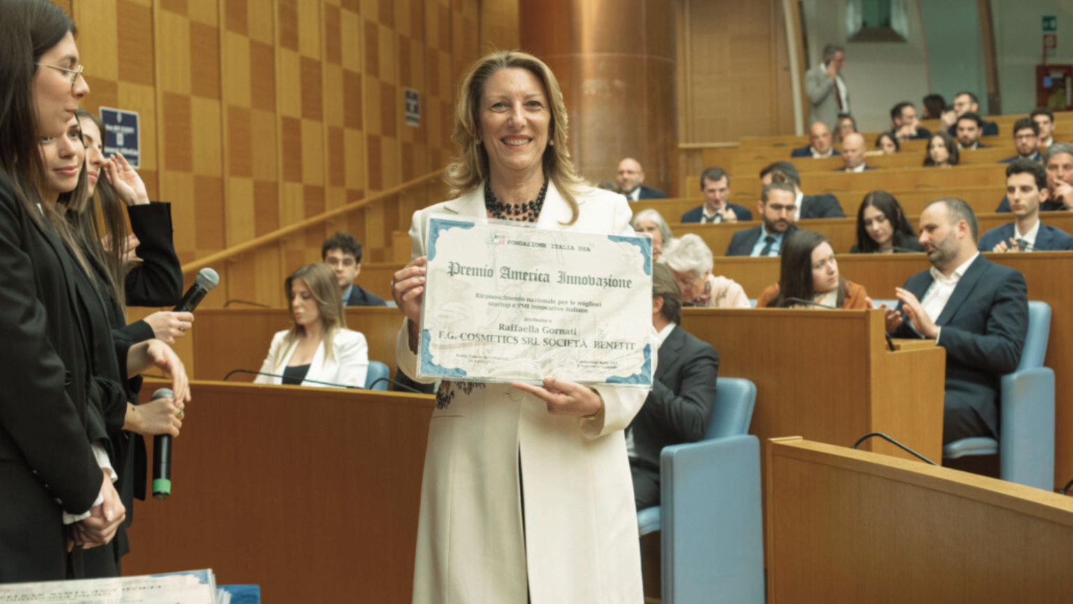 in foto Raffaella Gornati, con in mano il premio america innovazione