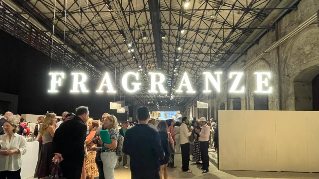 in foto, lo sfondo del pitti fragranze alla stazione Leopolda di firenze.