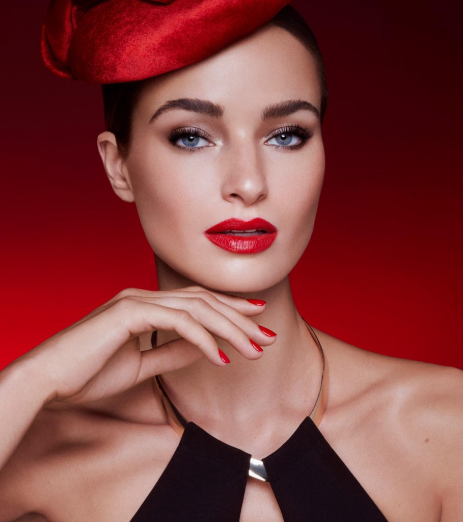 in foto una modella con in mano un pezzo della collezione make-up autunno/inverno 2025 di artdeco