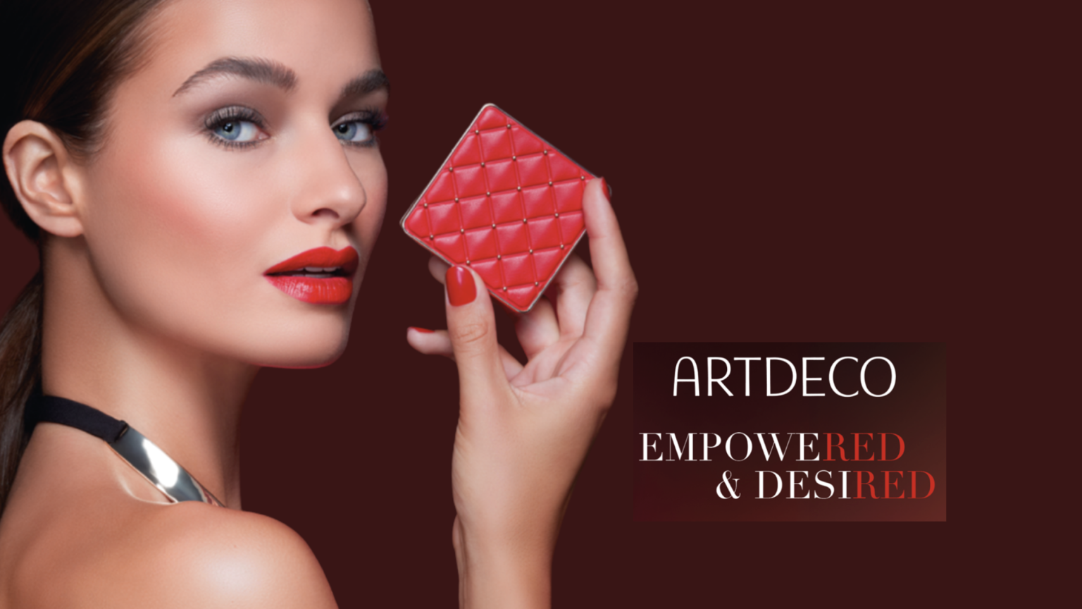 in foto una modella con in mano un pezzo della collezione make-up autunno/inverno 2025 di artdeco