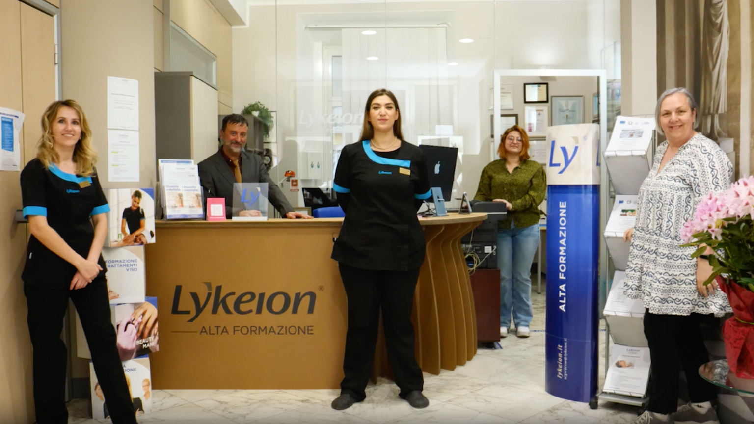 in foto, una parte dello staff della lykeion, suola estetica a genova.