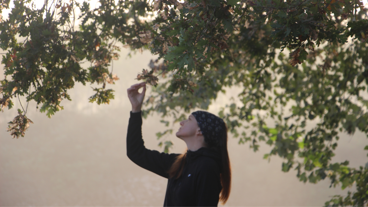 in foto, una donna che guarda la natura. rappresenta l'evento be beauty 2025.
