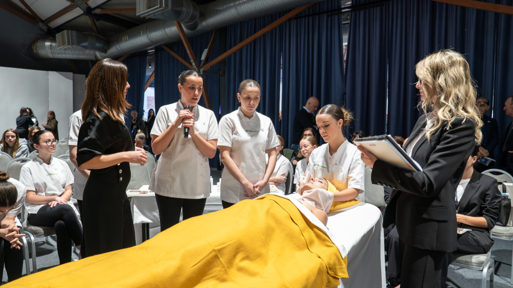 Allieve di una scuola di estetica professionale impegnate nella realizzazione di un rituale durante il C.I.S.E.P. 2026, campionato formativo nazionale dedicato alla formazione estetica professionale.