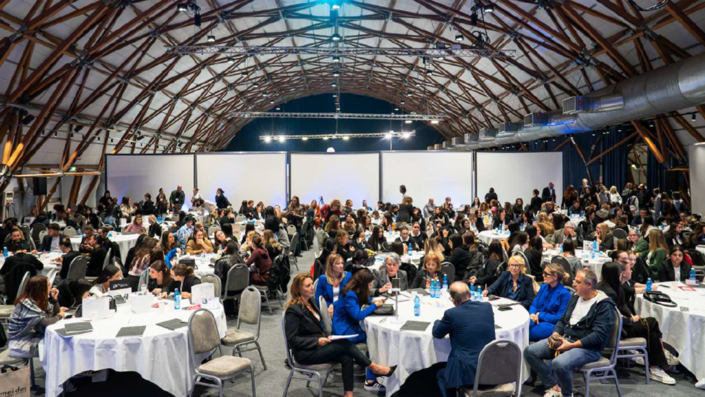 in foto la platea piena di professionisti dell'estetica professionale a innovation beauty lab