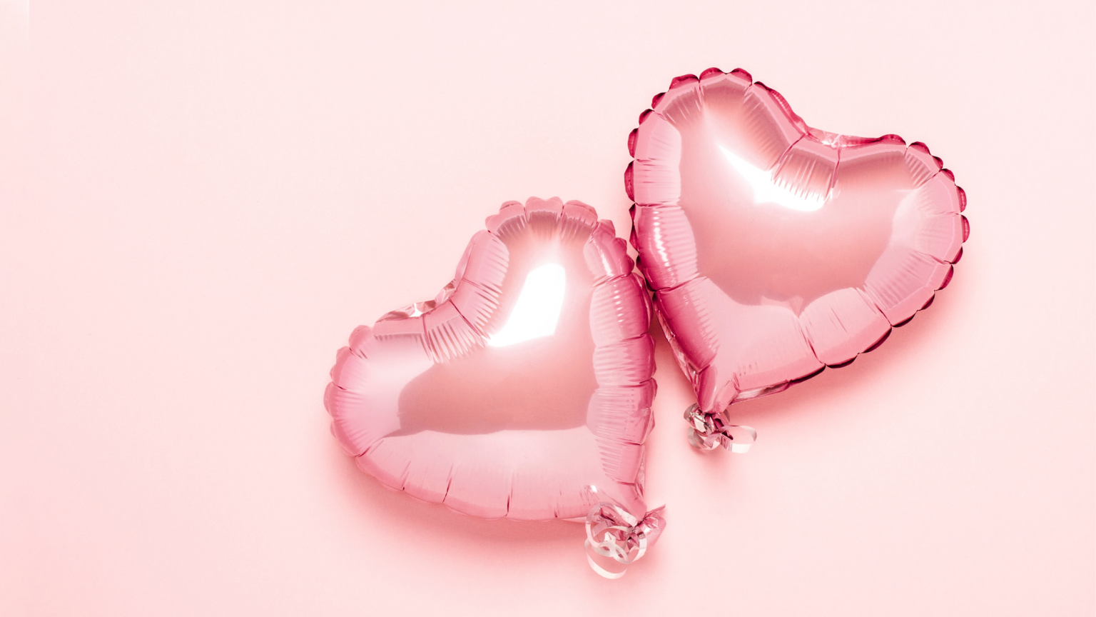 in foto due palloncini rosa a forma di cuore. rappresentano san valentino 2026.