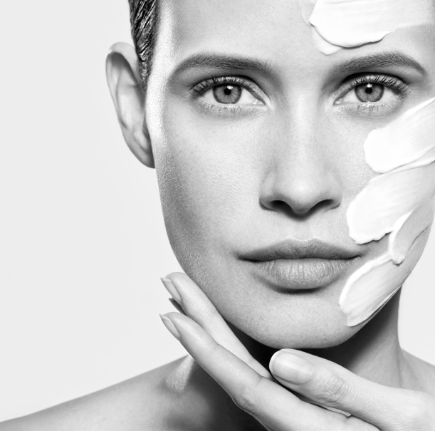 in foto una donna con della crema su metà del viso: rappresenta il brand sothys per la festa della donna 2026.