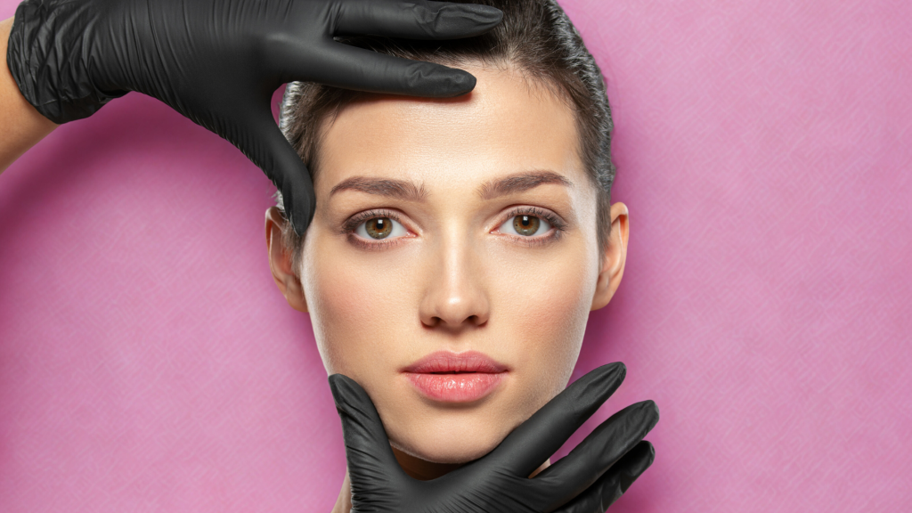 una donna che si lascia toccare il viso da un'estetista: sta facendo prevenzione cutanea.