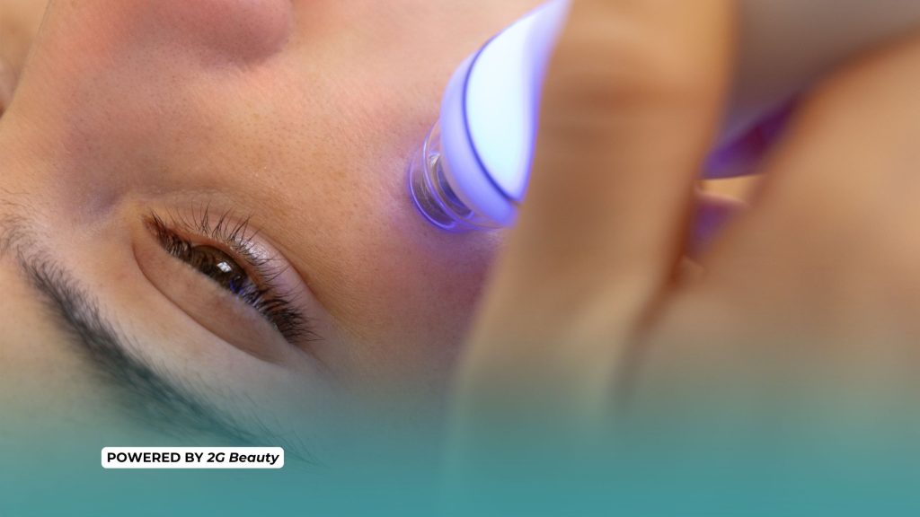 in foto una cliente che sta facendo un trattamento di microdermoabrasione