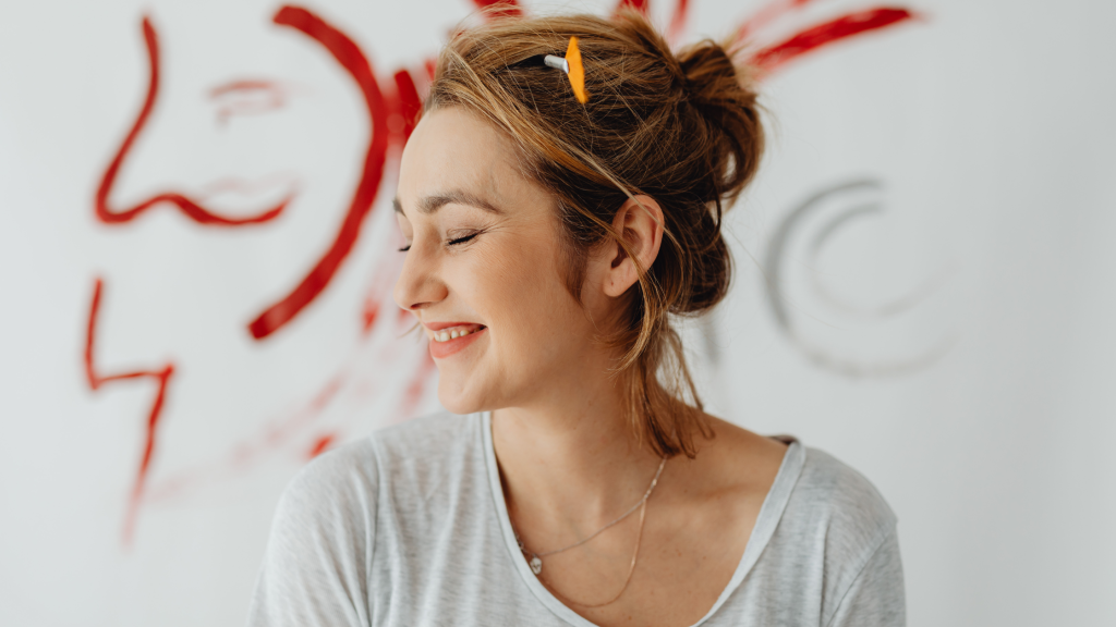 una donna che sorride per il cosmoprof 2026