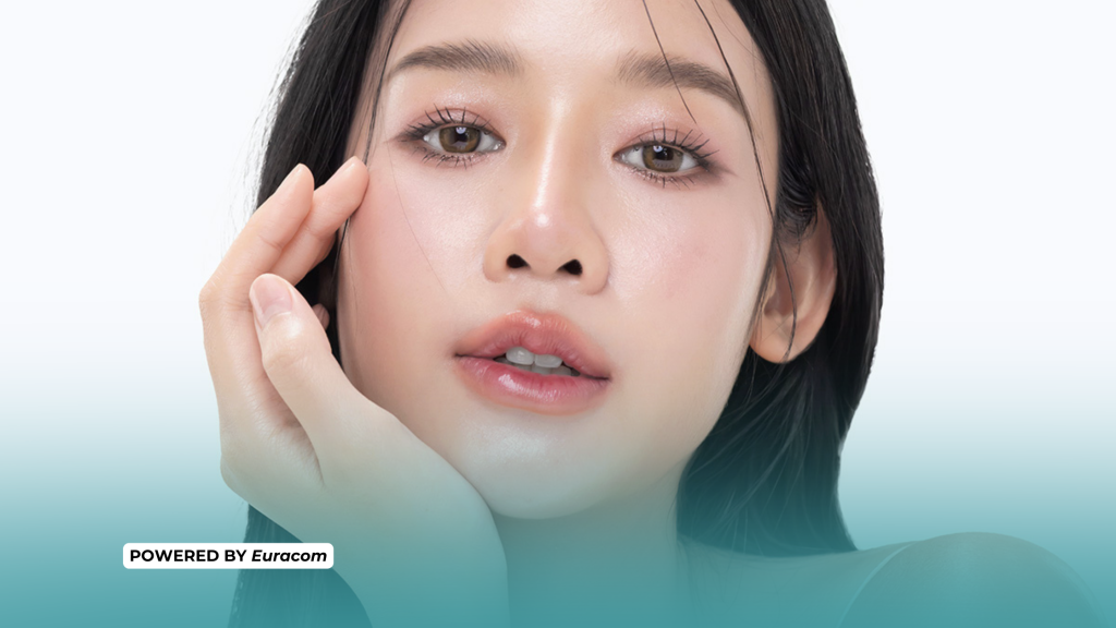 in foto una ragazza coreana: rappresenta la glass skin, tecnica beauty originaria della corea.