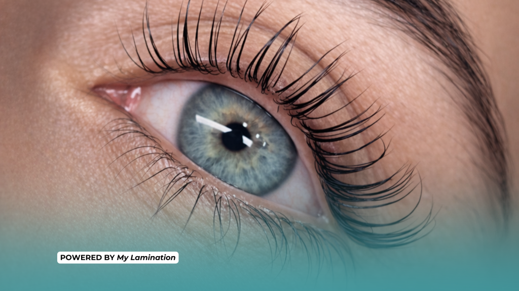 in foto un occhio azzurro con la laminazione coreana ciglia