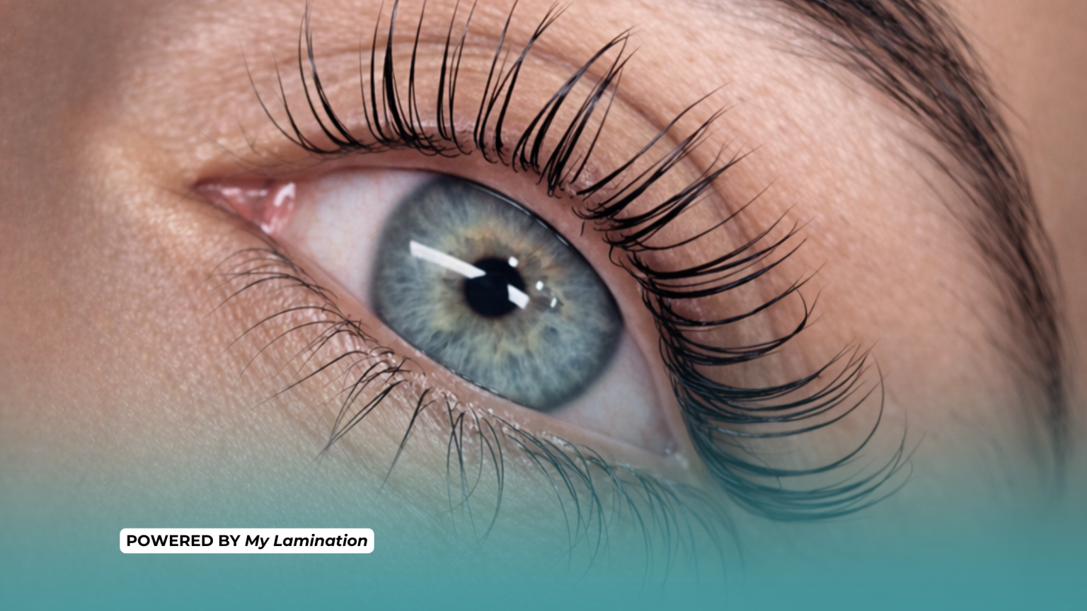 in foto un occhio azzurro con la laminazione coreana ciglia