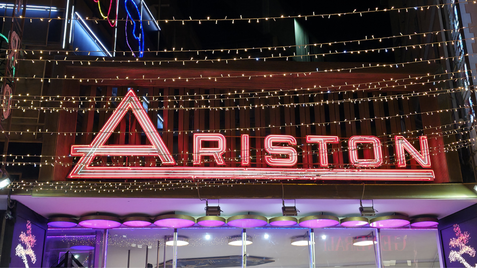 in foto l'insegna del teatro ariston, il teatroche ospita il festival di sanremo 2026