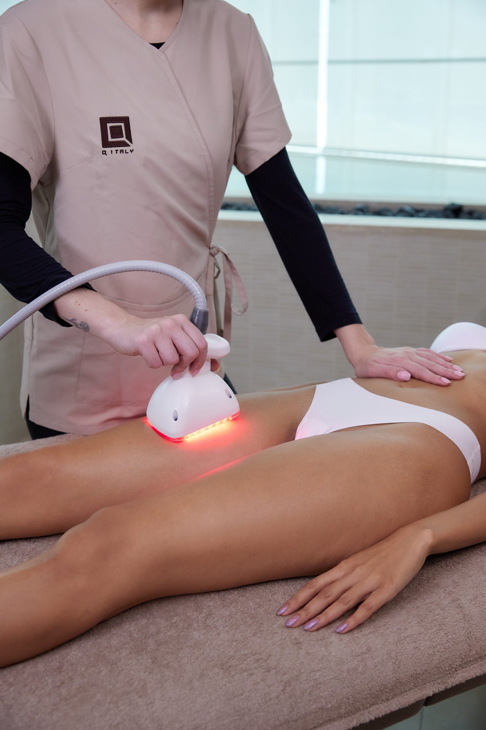 Tecnologie per estetica professionale: trattamento viso con manipolo luminoso per stimolazione cutanea eseguito in cabina estetica con tecnologia Q Italy
