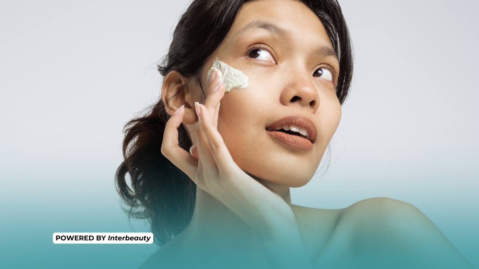in foto una donna con della crema sul viso: rappresenta i trattamenti viso professionali