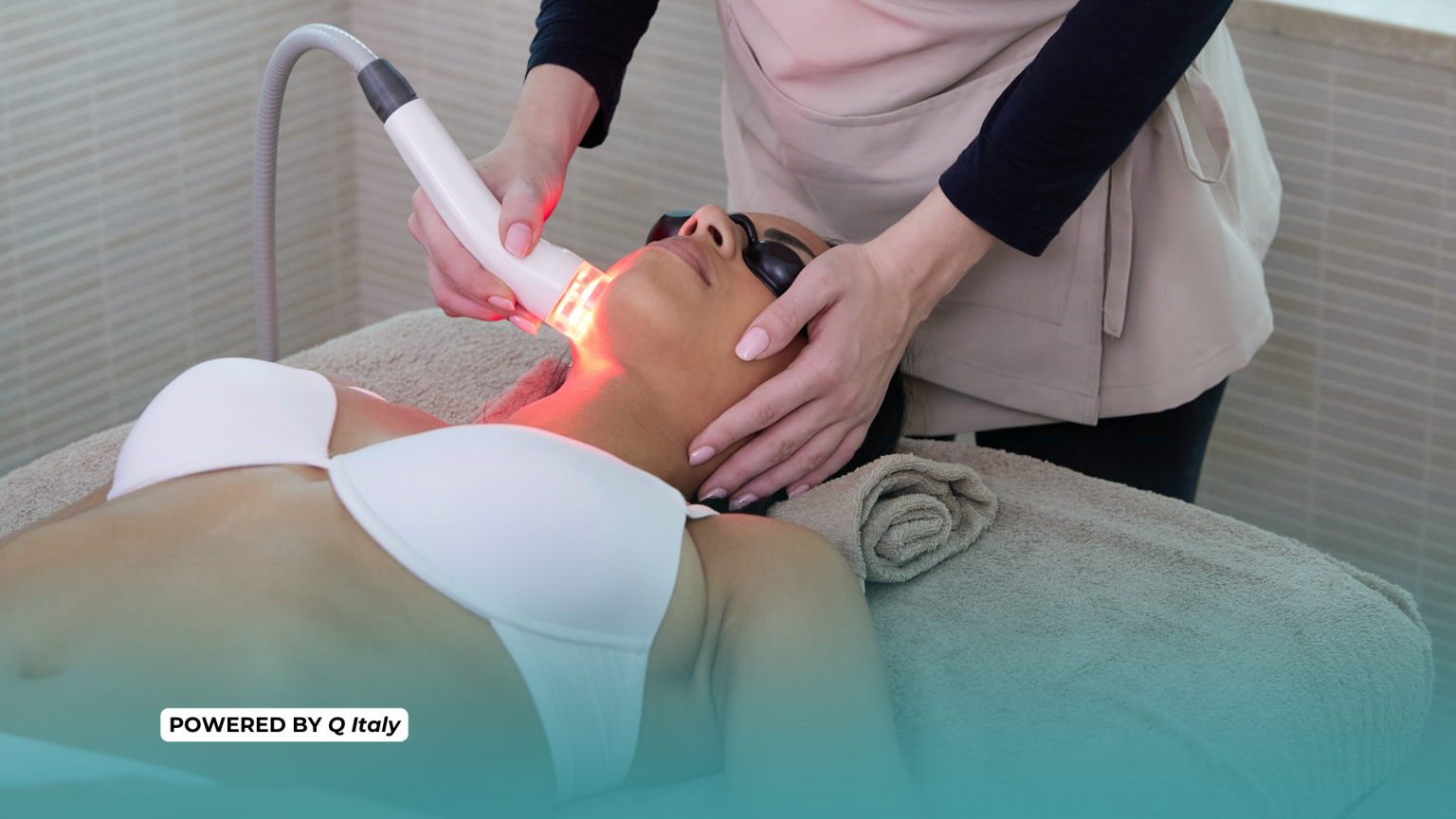 Tecnologie per estetica professionale: trattamento viso con manipolo luminoso per stimolazione cutanea eseguito in cabina estetica con tecnologia Q Italy