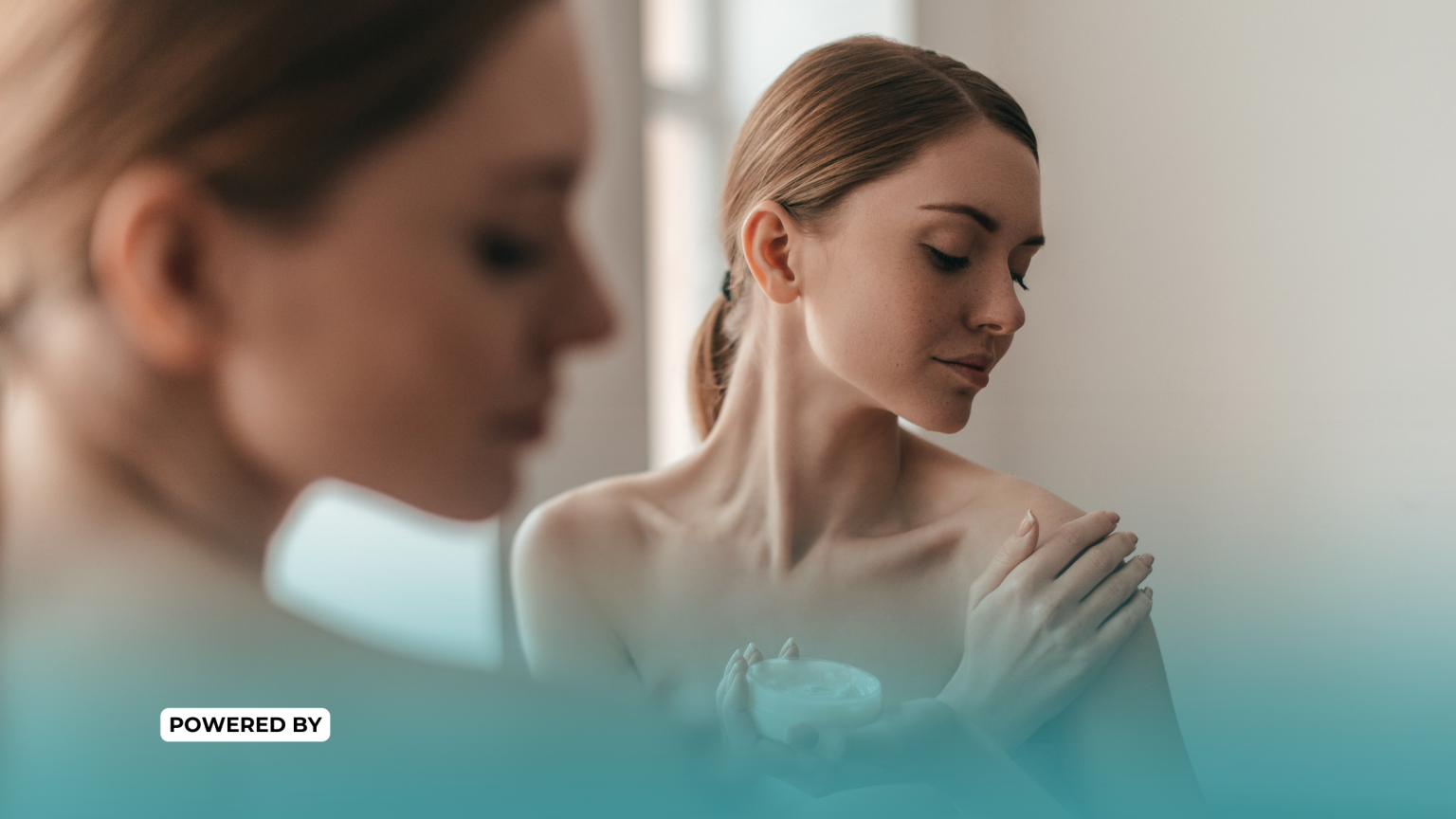 in foto una donna allo specchio che si applica una crema. rappresenta il trattamenti corpo primavera