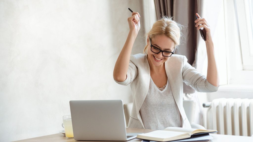 Professionista soddisfatta che lavora al computer, immagine simbolica del successo e di come vincere in estetica