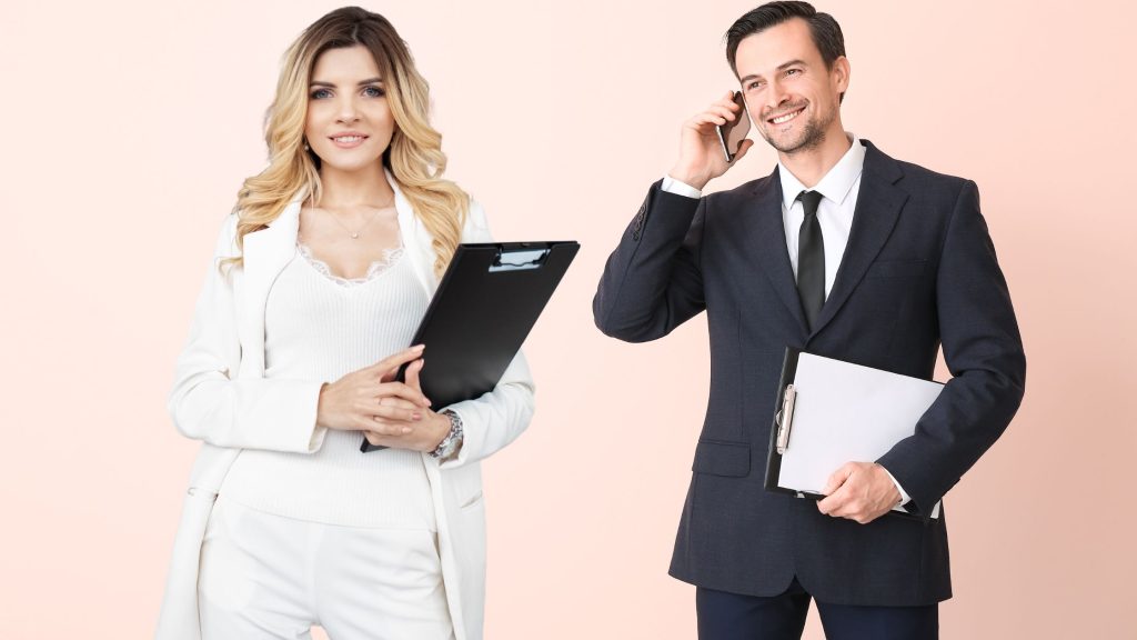 in foto un agente di vendita e un consulente commerciale.