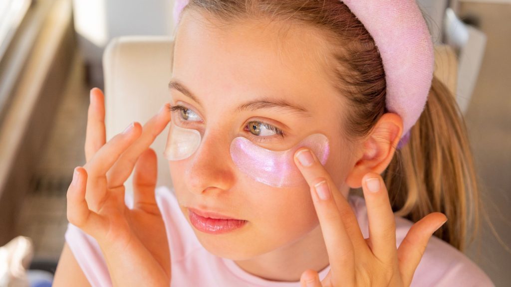 in foto una bambina che fa skincare: rappresenta il fenomeno della cosmeticoressia