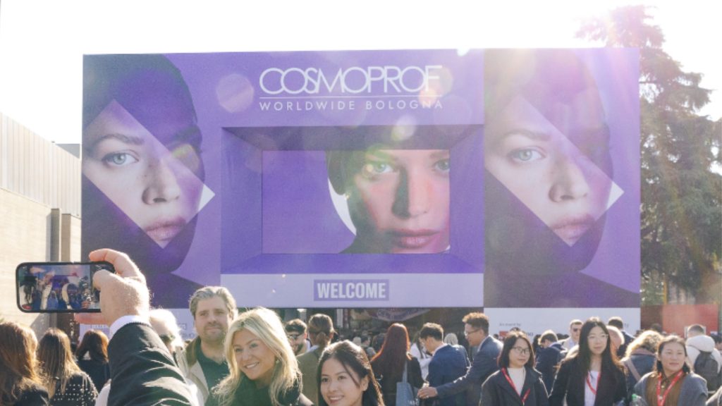 in foto l'ingresso della fiera cosmoprof bologna