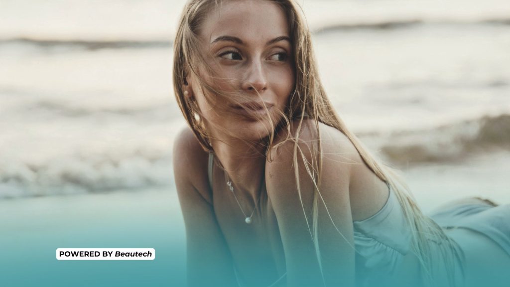in foto una ragazza che prende il sole: rappresenta la skincare stagionale di beautech