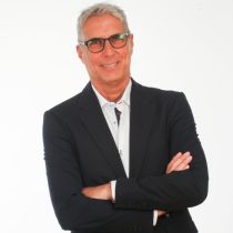 in foto Maurizio Delucchi, autore degli articoli su les nouvelles esthétiques Italia