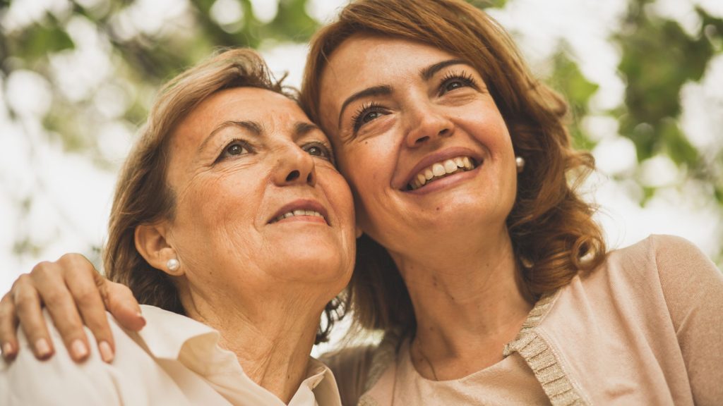 in foto una mamma e sua figlia grande, ormai donna. rappresenta la festa della mamma 2026